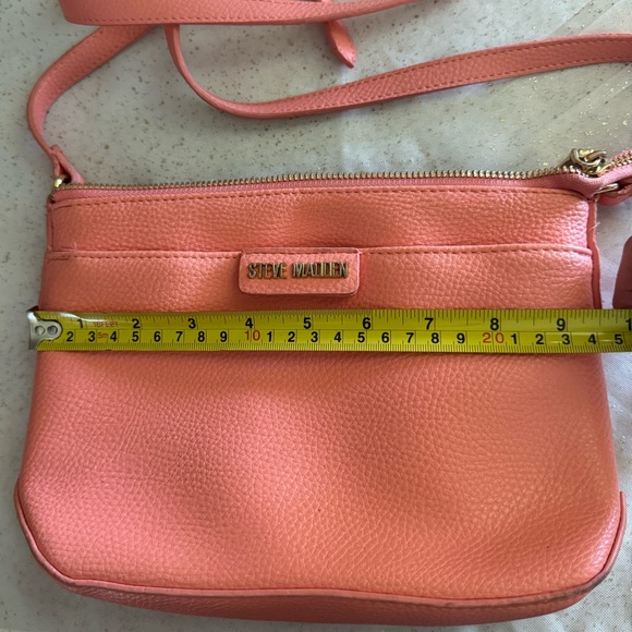 2/for $20 🪩 STEVE MADDEN Coral Peach Crossbody Bag with Adjustable Strap, Gold - Picture 13 of 16